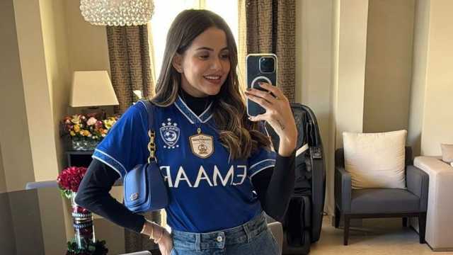 زوجة ميشيل تدعم الهلال قبل مواجهة الرائد في المملكة أرينا..صورة