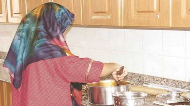 غسلته بنفسي..مواطنة تروي قصة وفاة ابنها على يد العاملة المنزلية