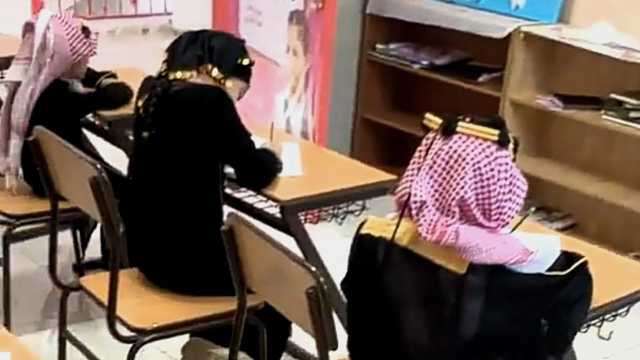 طلاب يختبرون بالزي التراثي .. فيديو