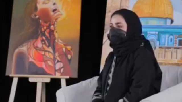 الرسامة التي ظهرت في مقطع مع فايز المالكي تدافع عنه .. فيديو