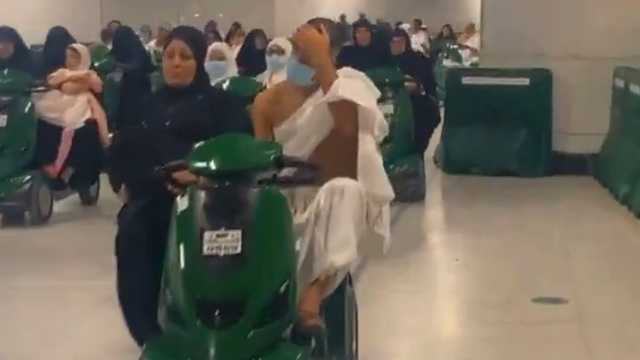 نجم الاتحاد حمدالله يتواجد في الحرم المكي بعد الخروج الآسيوي.. فيديو
