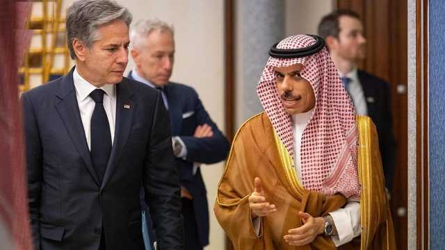 وزير الخارجية يستقبل نظيره الأمريكي
