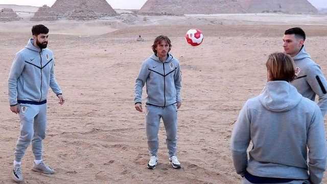 مودريتش يستمتع بلعب كرة القدم أمام الأهرامات.. فيديو