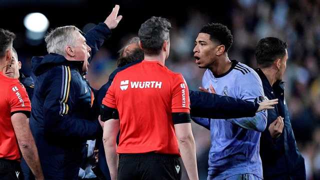 لاعب فالنسيا يثير الجدل بعد طلبه الغريب من حكم المباراة .. فيديو