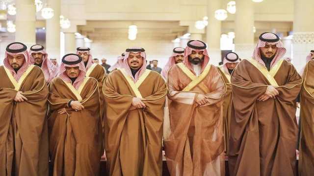 أمير الرياض يؤدي صلاة الميت على الأمير تركي بن عبدالله بن ناصر.. صور