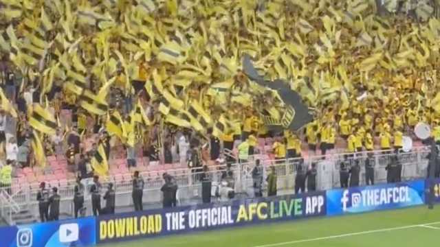 جماهير الاتحاد : بالروح بالروح .. هلالي مايروح .. فيديو شهدت بداية مباراة الاتحاد والهلال مساء اليوم، هتافات جماهير الاتحاد لتحفيز فريقهم أمام كبير آسيا. واستعرض مقطع فيديو، هتافات جماهير الاتحاد قائلين “بالروح بالروح .. هلالي مايروح”. ويذكر أ