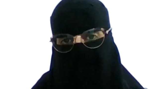 زوج يحول كامل راتبه لزوجته المبتعثة من أجل إكمال دراستها ..فيديو
