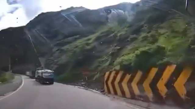 صخرة عملاقة تسحق شاحنة على طريق جبلي في بيرو.. فيديو