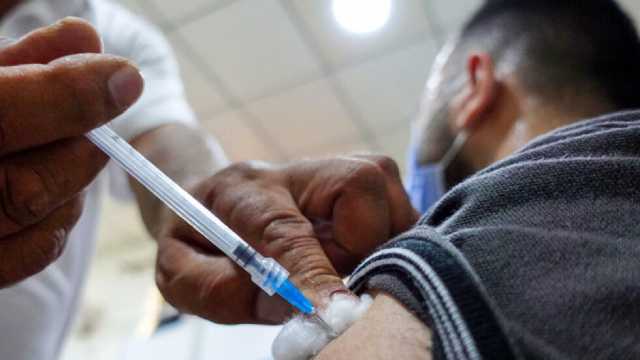 التحقيق مع رجل تناول 217 لقاحًا ضد كورونا