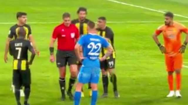 نظرة حمدالله لجماهير الهلال بعد احتساب ركلة الجزاء .. فيديو