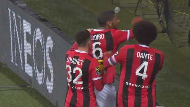 لاعب نيس يشتبك مع جمهور فريقه بسبب الخسارة .. فيديو