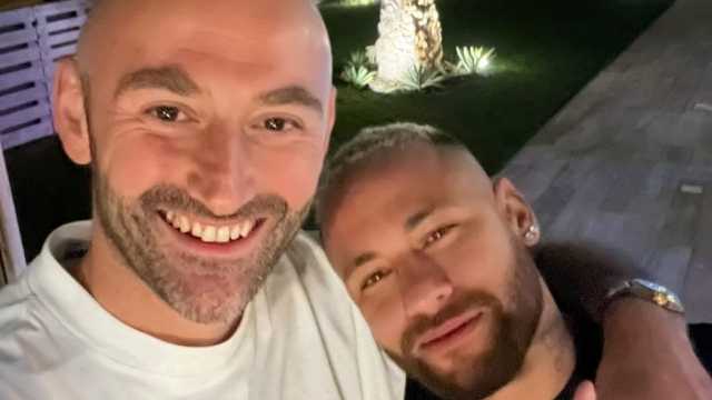 أحد المعجبين لـ نيمار: واحد من أكثر النجوم تواضعًا ولطفًا