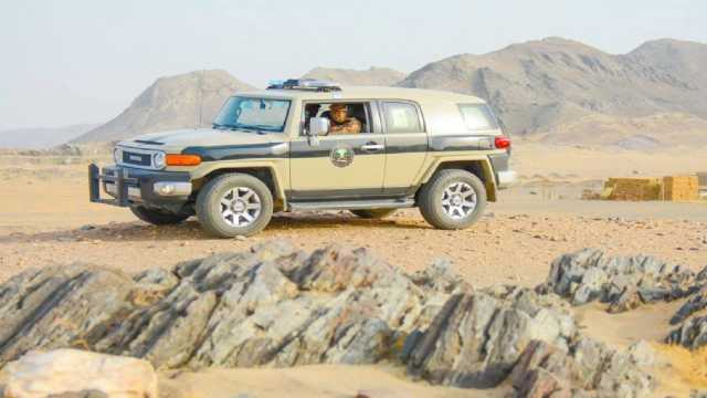القبض على مواطن لنقله 20 مخالفًا في عسير