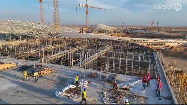تسارع وتيرة الأعمال الإنشائية بمشروع مطار البحر الأحمر الدولي .. فيديو