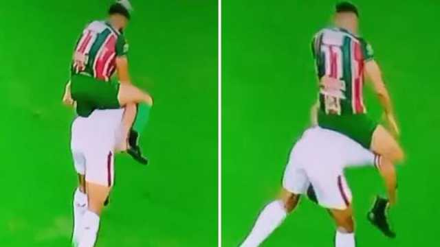 لاعب يمتطي خصمه مثل الحصان في الدوري البرازيلي .. فيديو