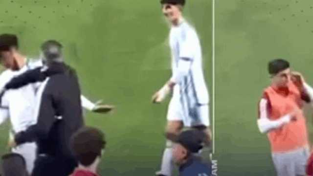 مدرب منتخب الجزائر يصفع لاعبيه في الملعب ..فيديو
