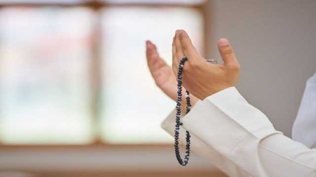 الخثلان : رفع الصوت بالبكاء في دعاء القنوت يؤثر على صحة الصلاة.. فيديو
