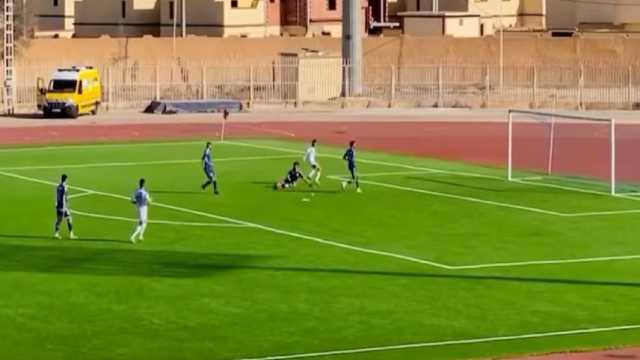 لقطة مثيرة للاعبين يتركان المجال لمنافسهما لتسجيل هدفا بمرمى فريقهما.. فيديو
