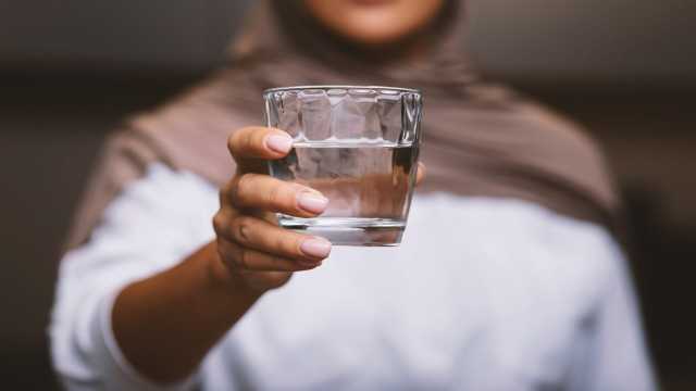 استشاري: تجنبوا الإكثار من السوائل في رمضان قبل النوم.. فيديو