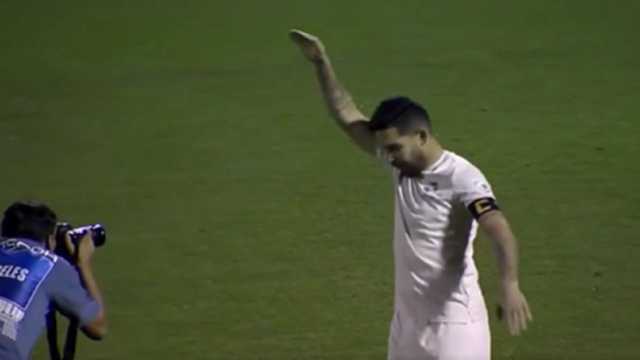 لاعب نيوم بيتروس يحتفل بالصعود لـ يلو بالرقص والقبلات.. فيديو