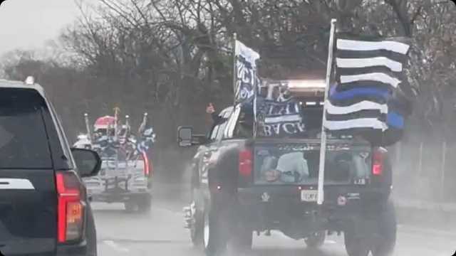 ترامب يثير الجدل بعد نشره فيديو لـ بايدن وهو مكبل على ظهر شاحنه .. فيديو