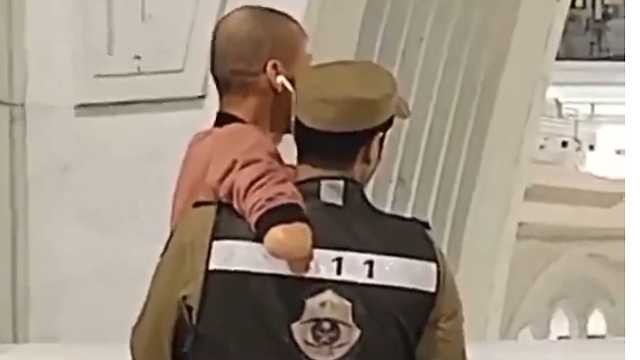 رجل أمن‬⁩ يحمل وافدا من ذوي الإعاقة ليشاهد الكعبة المشرفة ..فيديو
