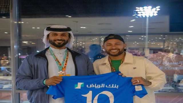 نيمار يهدي الشيخ ناصر بن حمد آل خليفة قميص الهلال