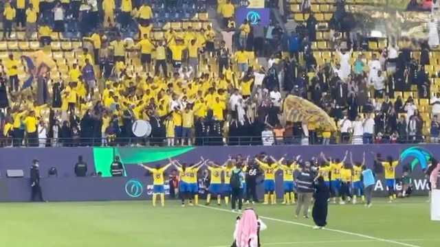 سيدات ‎النصر يحتفلن مع الجماهير بعد التتويج بالدوري .. فيديو