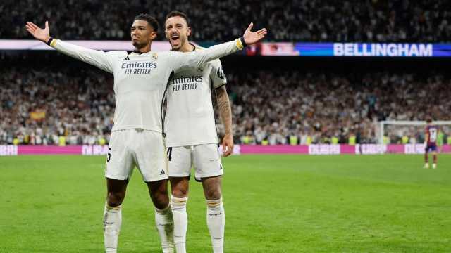 ريال مدريد يفوز على برشلونة بثلاثية ويقترب من حسم لقب الدوري