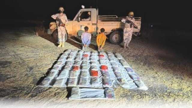 ضبط مخالفين لتهريبهما الحشيش المخدر في عسير
