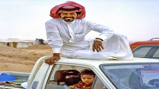 صورة نادرة لـ عائلة بالقرب من مضمار سباق الهجن بالثمانينيات الميلادية .. صورة