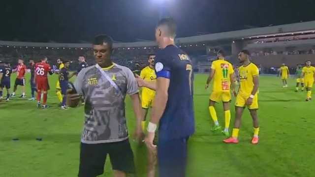 رونالدو يتجاهل التصوير مع إداري في الخليج .. فيديو
