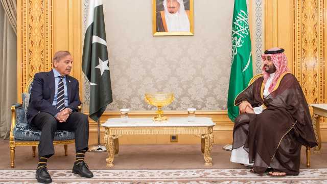 ولي العهد يستقبل رئيس وزراء باكستان