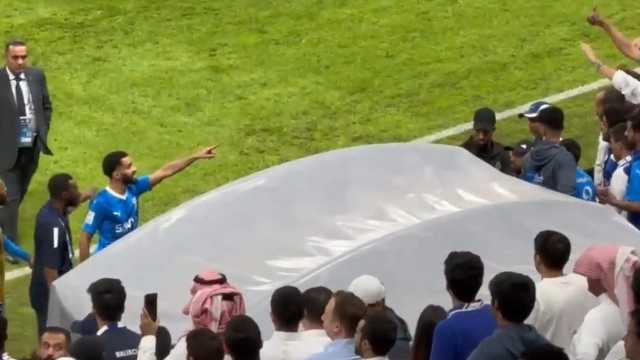 مشادة بين محمد البريك ومشجع هلالي عقب خسارة الهلال .. فيديو