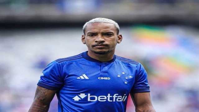 اتفاق يقرب محترف الهلال ماتيوس بيريرا من كروزيرو