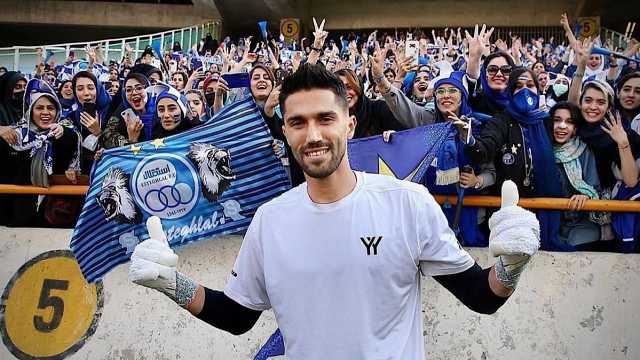 إيقاف الحارس الإيراني الذي احتضن مشجه دخلت الملعب في مباراة بالدوري