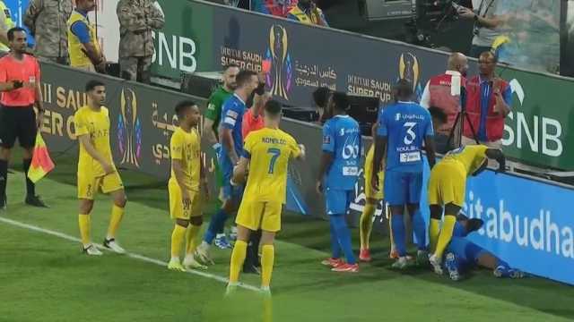 انفعال رونالدو بعد طرده ضد الهلال .. فيديو