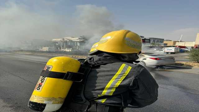 إخماد حريق في مركبة على طريق الدائري الشرقي بالرياض