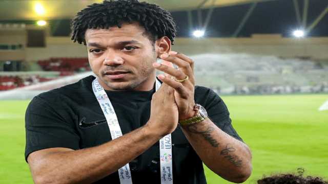 لحظة بكاء رومارينهو وسط زملائه في حفل وداعه.. فيديو