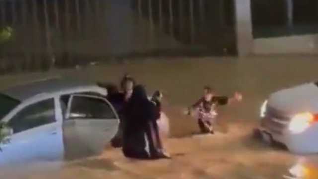 فتاة تنقذ عائلة بعد غرق سيارتهم في سيول عنيزة .. فيديو