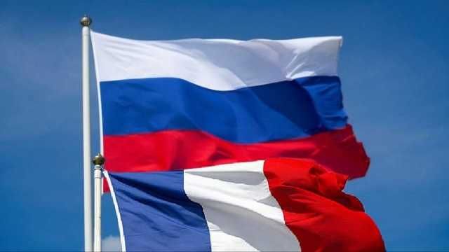بالخطأ .. طائرات فرنسية ترسم علم روسيا ! .. فيديو