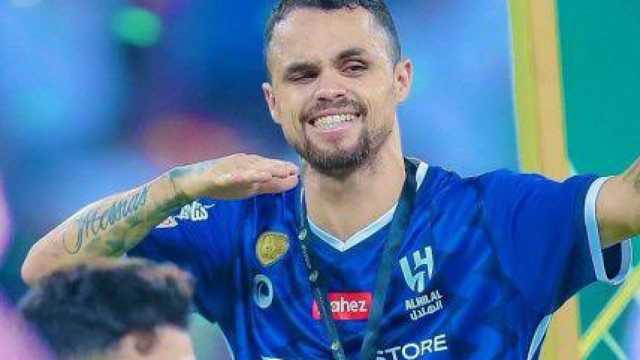 ميشيل يحتضن كأس دوري روشن ..فيديو
