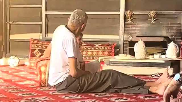 بعد 36 عامًا بالمملكة .. مغربي يحفز الأطفال بالهدايا في ليلة رحيله .. فيديو