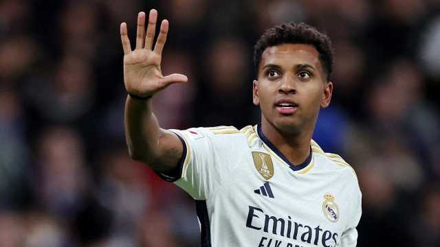 نجم ريال مدريد يكشف حقيقة رحيله عن الفريق