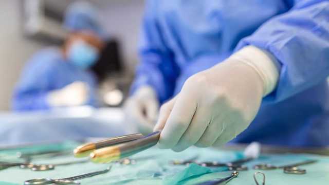 استخراج 20 مسماراً من بطن مريض بالجزائر