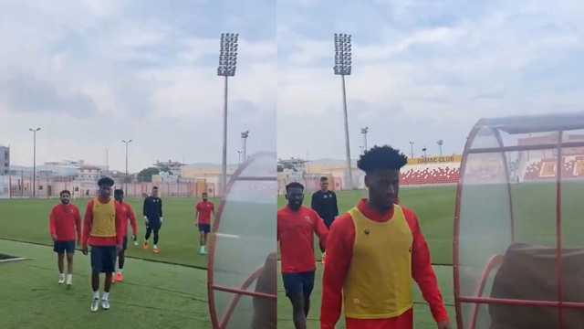 مشجع يقتحم نادي ضمك ويطلب من اللاعبين تحقيق الدوري ورد صادم من أحدهم .. فيديو