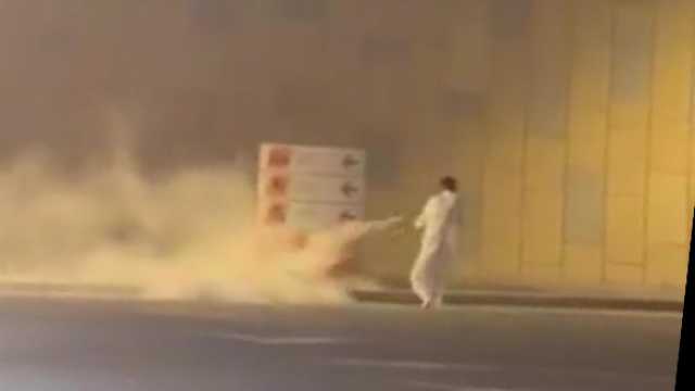 قعيد المجد يتعرض لسخرية بسبب توثيقه لإخماد حريق صغير.. فيديو