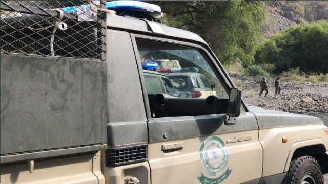 الإطاحة بـ3 مخالفين لنظام الأمن لتهريبهم القات المخدر بعسير