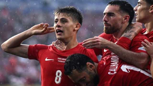 الأمن يمنع دخول مدرب منتخب تركيا بدون إظهار بطاقته.. فيديو
