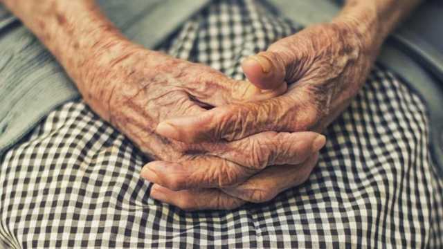 شاب يقتحم منزل مسنة ويعتدي عليها جنسيًا